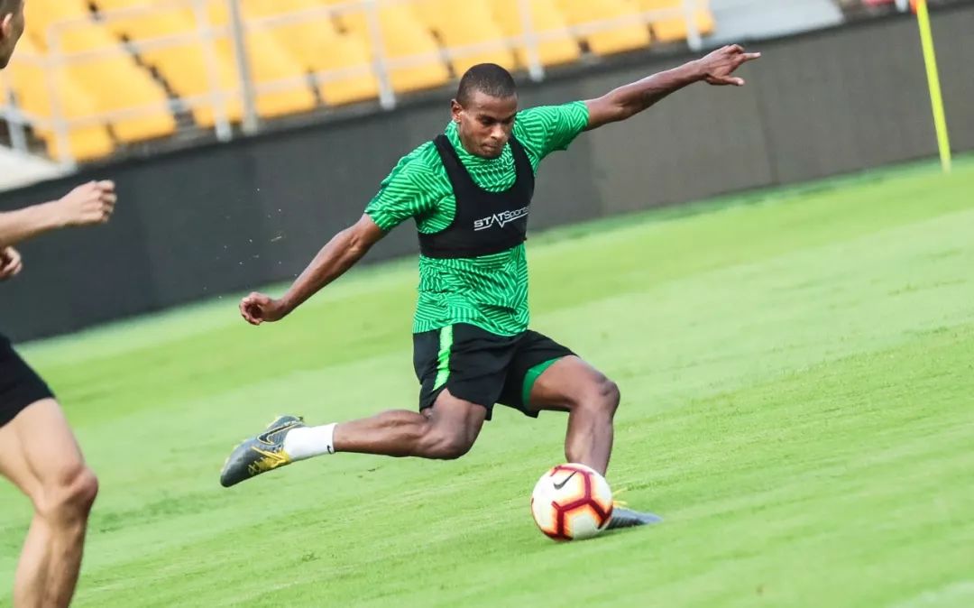 新援表现出色备战，球队积极备战取得好成绩的简单介绍