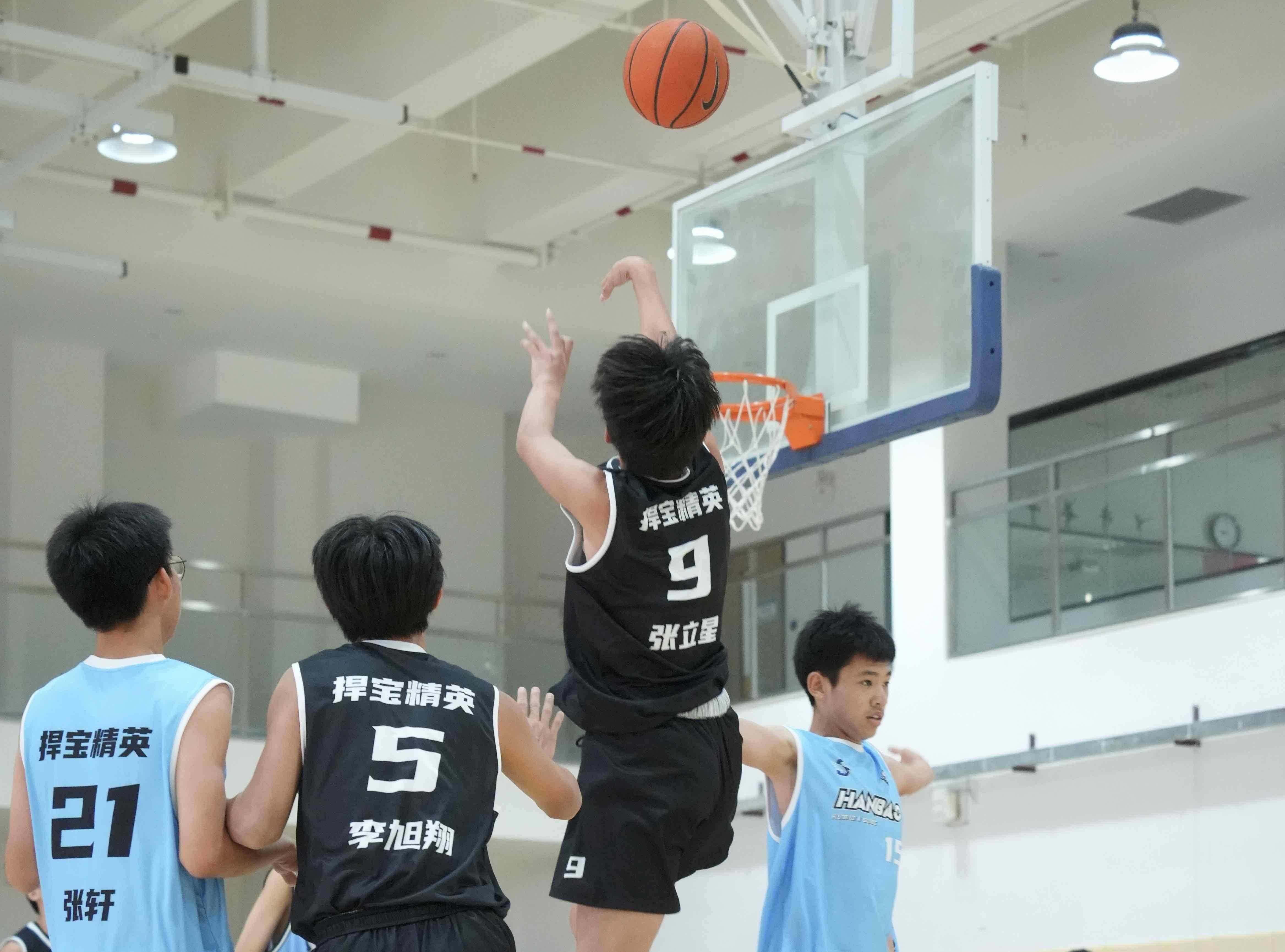 篮球爱好者疯狂围观比赛观战激烈