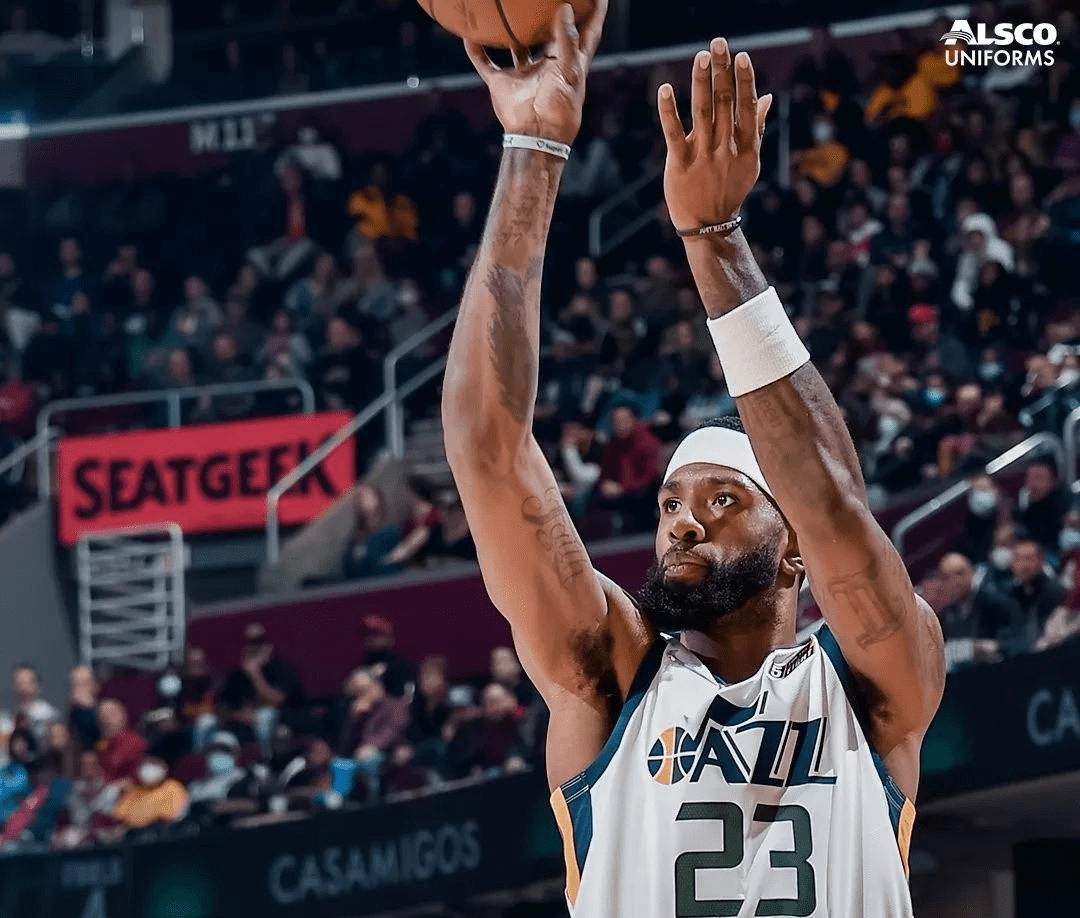 包含公牛队球员状态火热，帮助球队连胜稳固榜首位置的词条