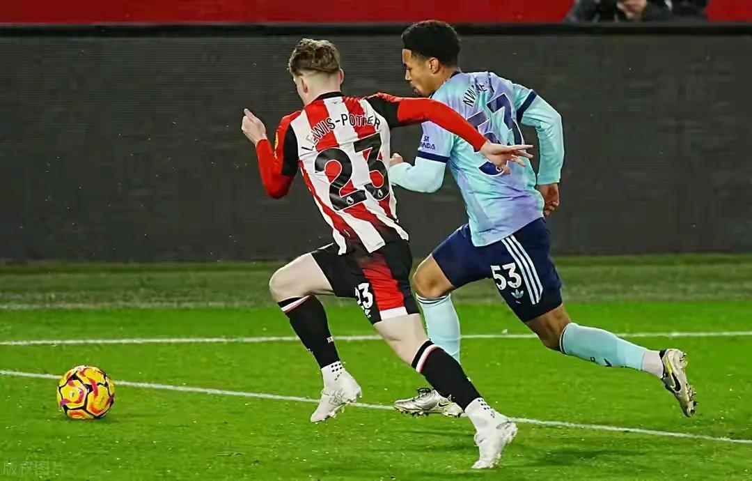 布莱顿主场力挫哈德斯菲尔德，降级压力骤减