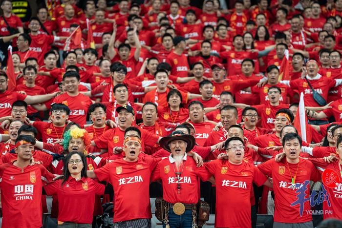 比赛现场的激烈角逐让球迷尽情欢呼的简单介绍