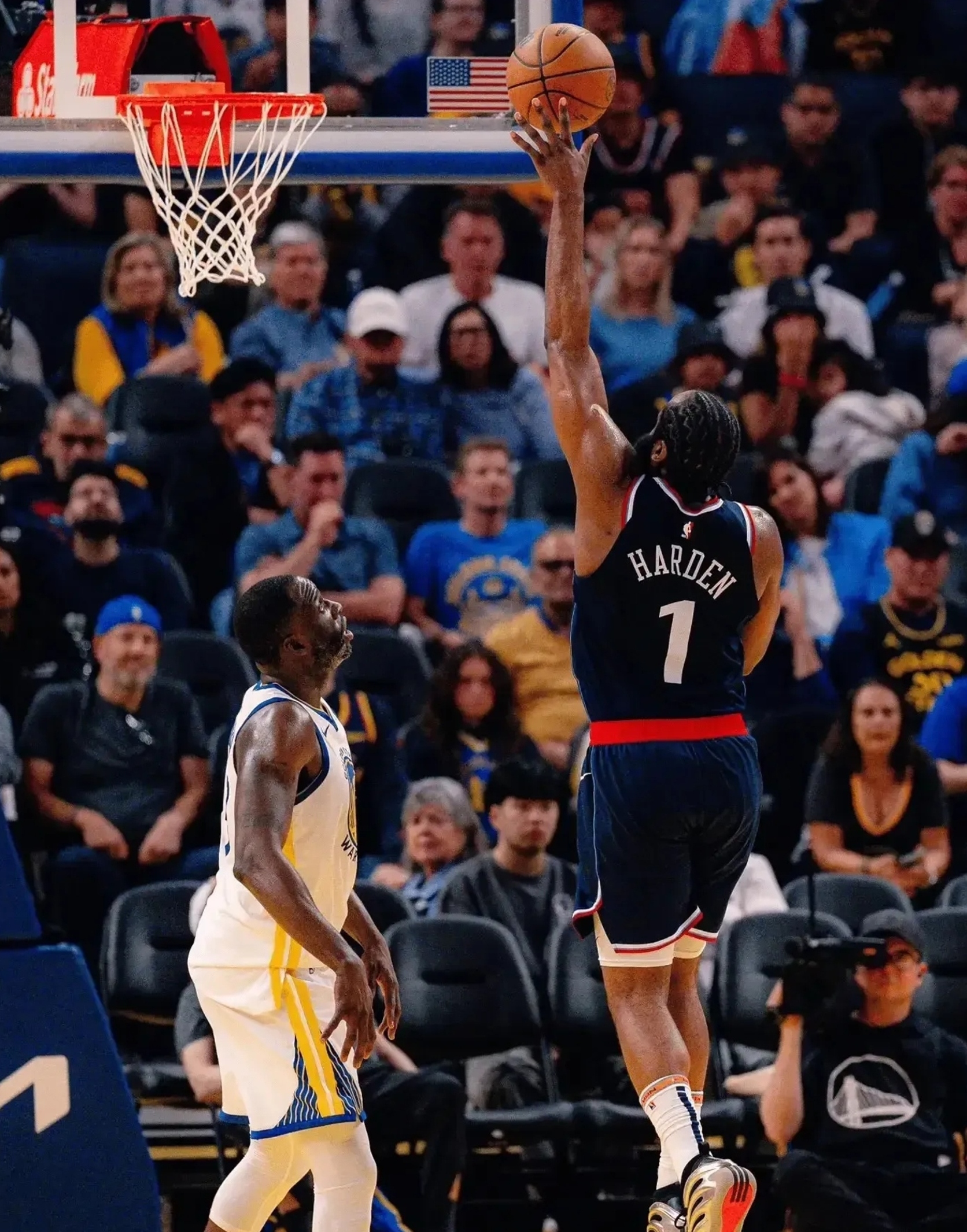 快船队逆转胜掘金队，保罗神奇发挥力保胜利