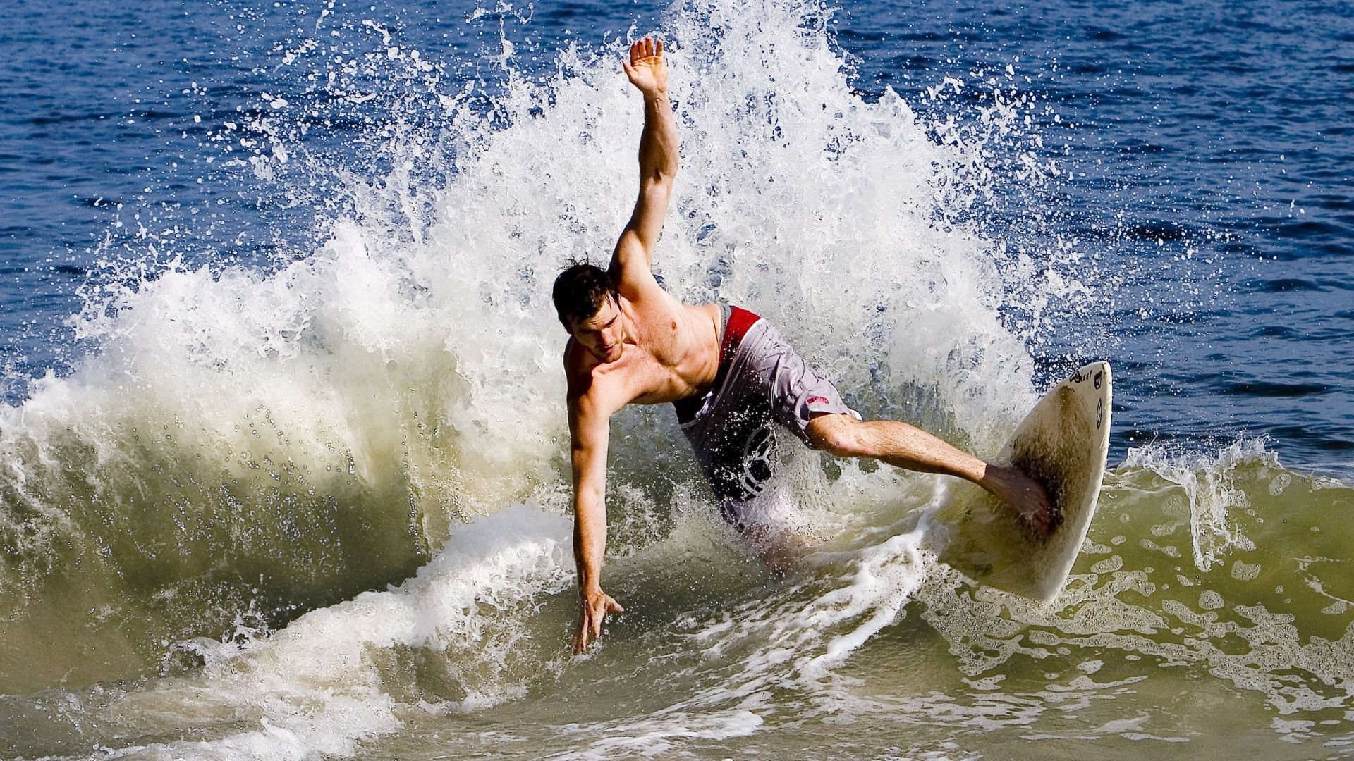 微光照亮王朝褪色时，一个菜鸟的绝杀如何定义了时代更迭